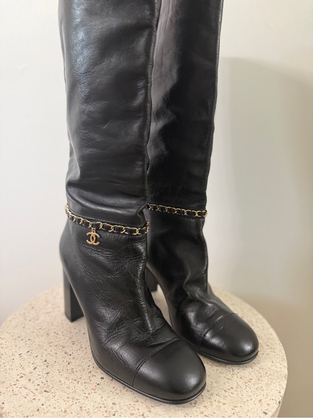 Chanel leather tall boots with a gold CC chain detail and block heel - Picture 5 of 10